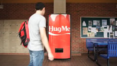 Case Film Coca-Cola: Máy bán hàng tự động “Coke Hug Machine”